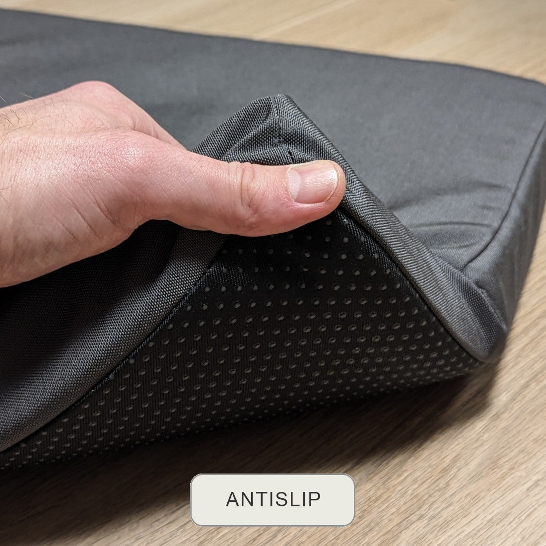 Antislip hondenbed voor buiten